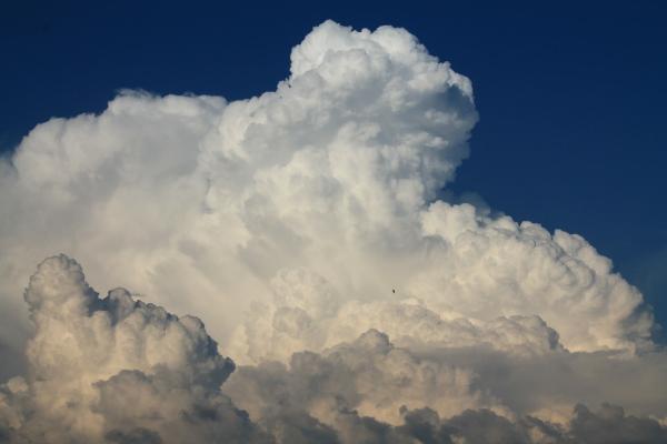 wolken cumulus hubschrauber rundflug helikopter hitze fliegen