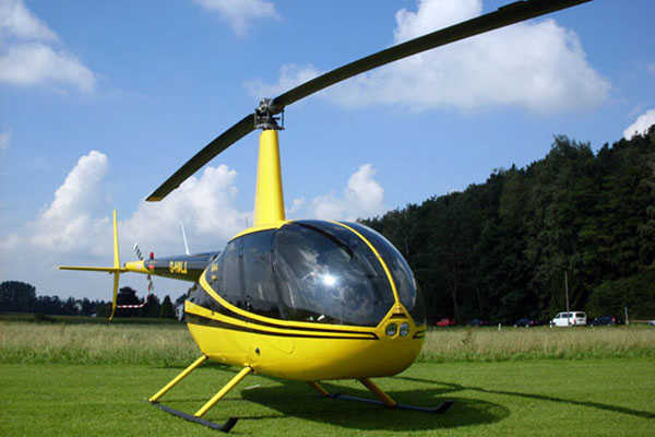hubschrauberflug-Robinson-r44-gelb-hubschrauber-rundflug-muenchen