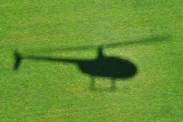 r44 fliegt über gras bei einem rundflug in koeln