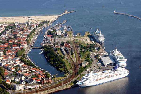 helicopter-sightseeing-flight-rostock-baltic sea-helicopter flight-surprise-port-sightseeing-gift-flying-engagement