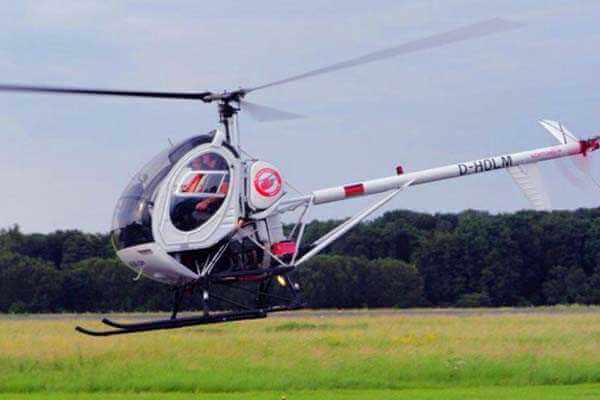 Hubschrauber Hughes 300 im Schwebeflug kurz vor einem Rundflug ab Stockerau bei Wien