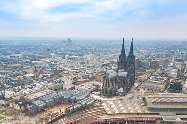 helicopter sightseeing flight over the cologne cathedral