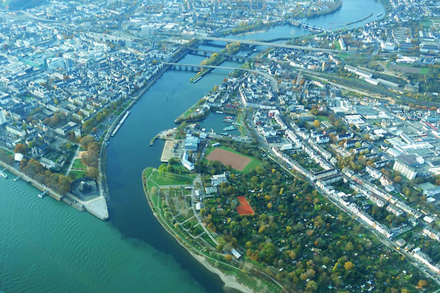 Hubschrauberflug Deutsches Eck bei Koblenz von oben mit Rhein und Mosel aus dem